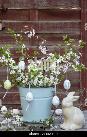 décoration de pâques avec branches de fleurs, œufs de pâques et lapin de pâques Banque D'Images
