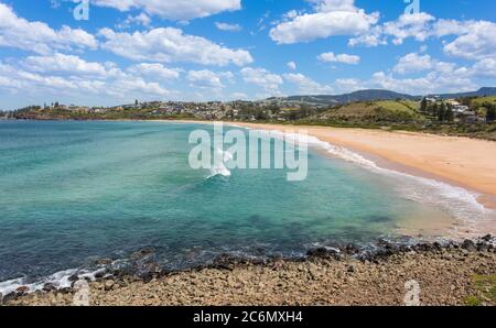 La plage de Bombo est située juste au nord de Kiama, sur la côte de la Nouvelle-Galles du Sud. C'est une destination populaire au sud de Sydney pour ses belles plages et ses arrière-pays. Banque D'Images