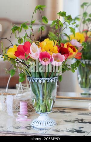 bouquet de tulipes coloré dans un vase en verre Banque D'Images