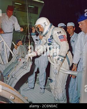 Astronaute Thomas P. Stafford, pilote de commande du premier équipage Gemini-9, subit une formation de familiarisation avec l'engin spatial de Gemini-9 à l'usine de McDonnell à St Louis Banque D'Images