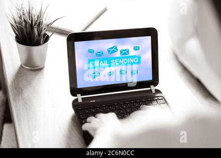 Écran d'ordinateur portable affichant un concept d'envoi d'e-mails Banque D'Images