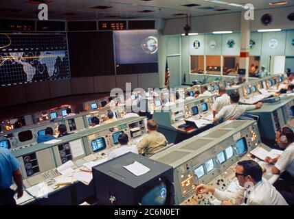 Vue générale de la salle de contrôle des opérations de mission dans le centre de contrôle de mission, bâtiment 30, le premier jour de la mission Apollo 10 en orbite lunaire Banque D'Images