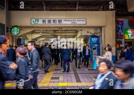 Tokyo / Japon - 20 octobre 2017 : entrée de Hibiya à la gare de Yurakucho, gare dans le quartier de Yurakucho à Chiyoda, Tokyo, Japon, opérat Banque D'Images