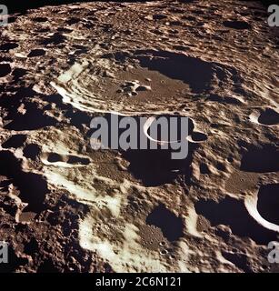 Une vue oblique du cratère Daedalus sur la face cachée de la lune, vu de l'Apollo 11 satellites en orbite lunaire. La vue ressemble au sud-ouest Banque D'Images