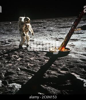 L'astronaute Edwin E. Aldrin Jr., pilote du module lunaire, promenades sur la surface de la lune près de la jambe du module lunaire Apollo 11 au cours de l'activité extravéhiculaire (EVA). Banque D'Images