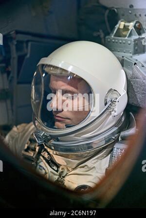 Vue rapprochée de l'astronaute Neil A. Armstrong, pilote de la commande vol Gemini-8, rendant les derniers réglages et vérifications dans l'engin spatial pendant le Gemini-8 lancement compte à rebours. Banque D'Images