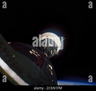 Le vaisseau spatial Gemini-7, vu de l'engin spatial de Gemini-6 pendant leur mission de rendez-vous dans l'espace Banque D'Images