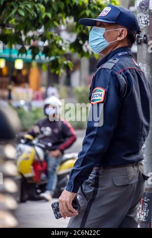 Garde de sécurité portant un masque facial pendant la pandémie de Covid 19, Sukhumvit, Bangkok, Thaïlande Banque D'Images