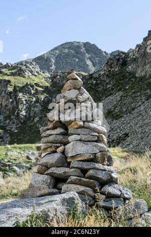 Un grand jalon sur la montagne. Banque D'Images