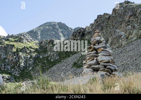 Un grand jalon sur la montagne. Banque D'Images