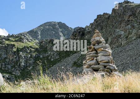 Un grand jalon sur la montagne. Banque D'Images