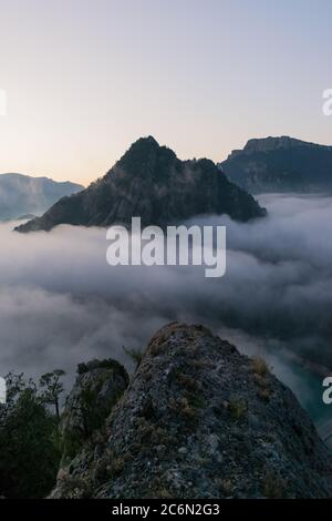 Vue avant l'aube au-dessus des nuages. Banque D'Images