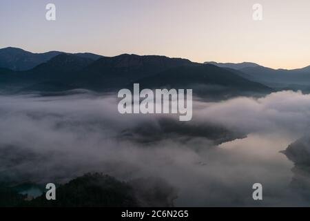 Vue avant l'aube au-dessus des nuages. Banque D'Images