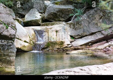 Petite cascade au milieu de la forêt. Banque D'Images