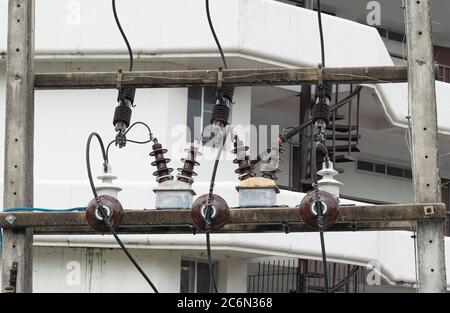 Transformateur de puissance haute tension CA. Transfert d'énergie électrique aux utilisateurs finaux via un transformateur de distribution sur poteau en béton, changeant la haute tension à Banque D'Images