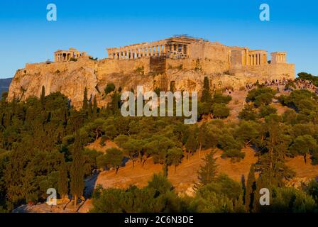 Crépuscule vue générale du Parthénon et de l'Acropole antique d'Athènes Grèce de Thissio - photo: Geopix Banque D'Images