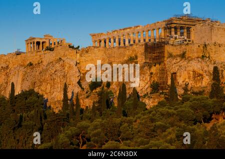 Crépuscule vue générale du Parthénon et de l'Acropole antique d'Athènes Grèce de Thissio - photo: Geopix Banque D'Images