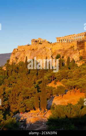 Crépuscule vue générale du Parthénon et de l'Acropole antique d'Athènes Grèce de Thissio - photo: Geopix Banque D'Images