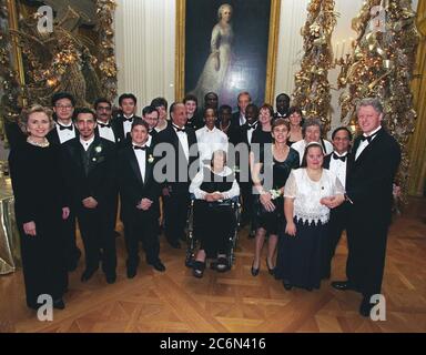 12/17/1998 - Photographie du Président William Jefferson Clinton et Hillary Rodham Clinton posant pour une photo avec des athlètes des Olympiques spéciaux à un dîner de la Maison Blanche Banque D'Images