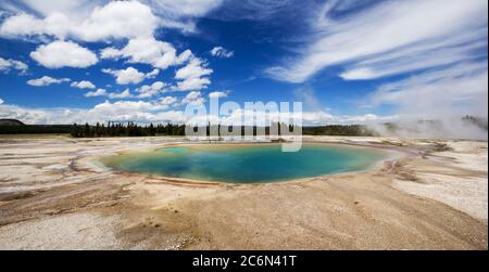 Piscine turquoise sur le côté de la piscine Grand Prismatic de la famouse, parc national de Yellowstone, États-Unis - grande lime à piquer Banque D'Images