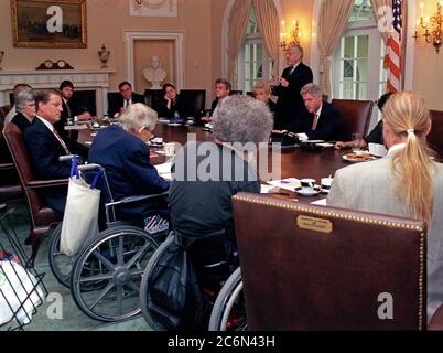 10/10/1997 - Photographie du Président William Jefferson Clinton, le Vice-président Al Gore, Chris Jennings, et d'autres, participer à une réunion du Groupe de Liaison avec la collectivité des personnes handicapées dans la salle du Cabinet Banque D'Images