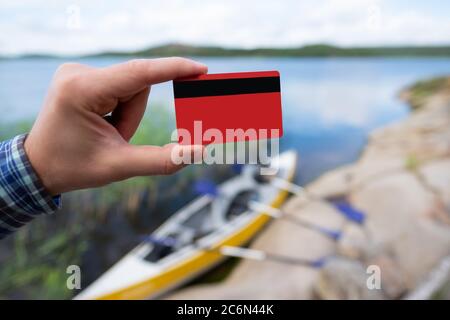 Main d'homme caucasien tenant et montrant une carte de visite vide Banque D'Images