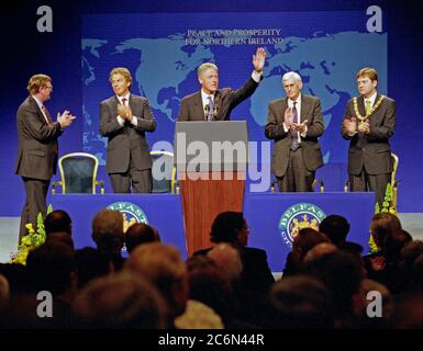 9/3/1998 Photographie du Président William J. Clinton, le Premier Ministre Tony Blair, David Trimble, Seamus Mallon et Lord Mayor David Alderdice s'adressant à l'Assemblée de l'Irlande du Nord dans l'Auditorium principal au Waterfront Hall de Belfast, en Irlande du Nord Banque D'Images