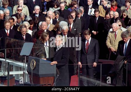 Photographie du Président William Jefferson Clinton et le Vice-président Al Gore en priant avec le révérend Billy Graham lors de la cérémonie d'investiture présidentielle Banque D'Images