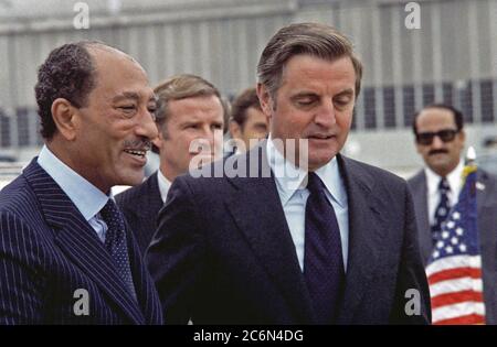 1978 - Vice-président Walter Mondale (droite) fait ses adieux au président égyptien Anouar el-Sadate (gauche) avant son départ d'une visite d'état aux États-Unis. Banque D'Images