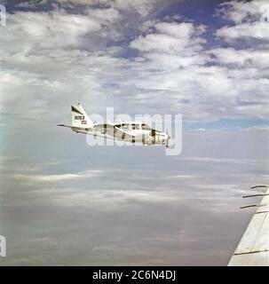 1976 - Un avion vue côté droit d'un U-11A avions aztèque près de San Diego, en Californie. Banque D'Images