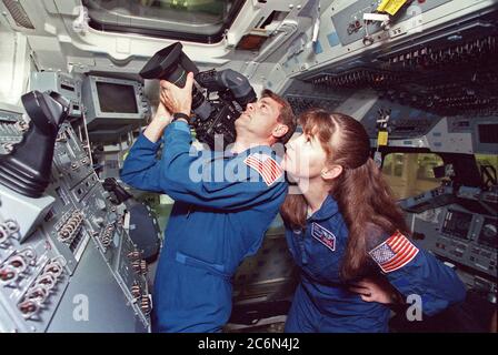 (Avril 1999) --- en préparation à un objectif de test détaillé (DTO) STS-93, les astronautes Jeffrey S. Ashby, pilote, et Catherine G. (Cady) Coleman, spécialiste de mission, s'entraînent avec un caméscope de télévision haute définition. La caméra sera transportée à bord de la navette spatiale Columbia pour leur mission prévue en juillet. Banque D'Images