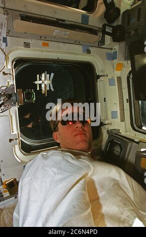 (12-22 janv. 1997) --- l'astronaute Brent W. Jett, Jr., pilote STS-81, semble reposant et imperturbable alors que la station spatiale russe Mir apparaît dans la fenêtre au-dessus de son épaule sur le pont arrière de la navette spatiale Atlantis. Après l'amarrage de Mir et d'Atlantis, Jett et ses coéquipiers ont passé plusieurs jours à partager des expériences et à transférer l'offre avec les membres d'équipage de Mir-22. Banque D'Images