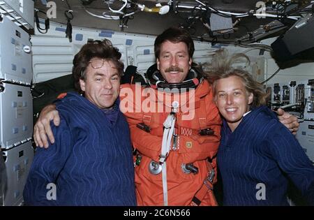 (19 août 1997) --- l'une des dernières photos prises pendant la mission STS-85 était ce cadre, exposé sur le pont intermédiaire lors des préparatifs de l'entrée du 19 août 1997. De gauche à droite, on trouve le spécialiste de la charge utile Bjarni V. Tryggvason, avec les astronautes Kent V. Rominger, pilote, et N. Jan Davis, commandant de la charge utile. Banque D'Images