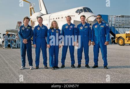 (19 août 1997) --- après l'atterrissage de la navette spatiale Discovery sur la piste 33 au Centre spatial Kennedy (KSC), l'équipage des six membres pose un portrait final de l'équipage. L'atterrissage, à 7 h 08 (HAE), le 19 août 1997, a marqué l'achèvement d'une mission STS-85 réussie de 12 jours. De gauche à droite, on trouve le spécialiste de la charge utile Bjarni Tryggvason de l'Agence spatiale canadienne (ASC), ainsi que les astronautes Stephen K. Robinson, spécialiste de mission; N. Jan Davis, commandant de la charge utile; Curtis L. Brown, Jr., commandant de mission; Kent V. Rominger, pilote; et Robert L. Curbeam, Jr., spécialiste de mission. Banque D'Images