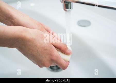 Lavage des mains avec du savon. Elle se lave les mains avec du savon antibactérien Banque D'Images