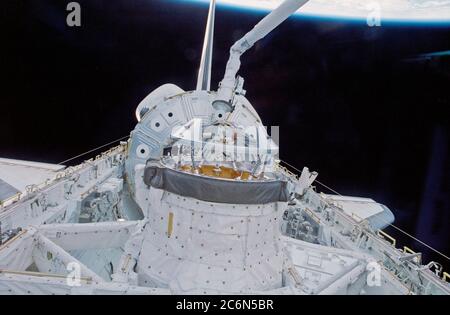 (4-15 décembre 1998) --- le bras du système de manipulateur à distance (RMS), construit au Canada, est sur le point de se grappin au nœud 1 ou au module Unity pour l'accouplement à la navette spatiale Endeavour. T Banque D'Images