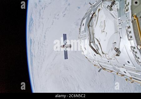 (6 décembre 1998) --- Backlopped contre une couverture de nuages lourds, le FGB de construction russe, également appelé Zarya, approche de la navette spatiale Endeavour et le noeud 1 construit aux États-Unis, également appelé unité (premier plan). Banque D'Images