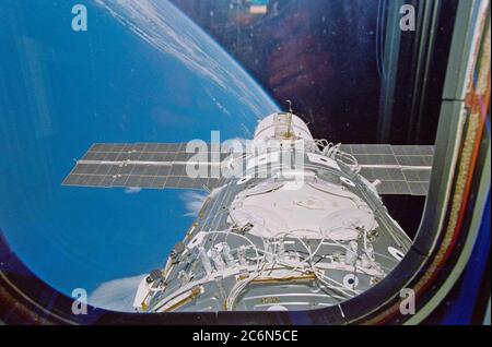 (4-15 décembre 1998) --- cette image, prise par la fenêtre de la navette spatiale Endeavour en orbite terrestre, montre le module FGB (Zarya) de construction russe et le module Unity (noeud 1) de construction américaine dans la baie de cargaison d'Endeavour. Notez les câbles et les fils qui ont été connectés pendant les travaux d'activité extravéhiculaire (EVA) effectués par deux des membres d'équipage. Banque D'Images