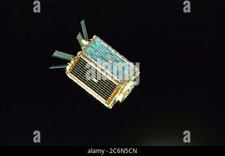 (15 décembre 1998) --- MightySat, un satellite de 705 livres de l'US Air Force/Phillips Laboratory, s'éloigne de la navette spatiale Endeavour. Le petit satellite a été éjecté d'une canister dans la baie de la navette, quelques heures après l'éjection d'un satellite argentin de la même manière. Banque D'Images