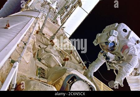 (4 - 15 décembre 1998) --- l'astronaute James H. Newman, spécialiste de mission, tient sur une main courante de Zarya tout en effectuant une promenade spatiale au sommet de la pile Unity-Zarya dans la baie de cargaison de la navette spatiale Endeavour en orbite terrestre. Les portes ouvertes de la charge utile et une partie de la baie de chargement, y compris l'antenne en bande Ku, sont visibles dans le coin supérieur gauche. Banque D'Images