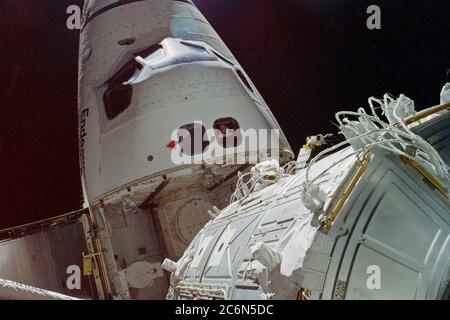 (4-15 décembre 1998) --- cette scène photographiée depuis le sommet du nœud 1 montre le nez de la navette spatiale Endeavour, au cours d'une des trois promenades spatiales. L'astronaute James H. Newman, spécialiste de mission (au centre), a été accompagné par l'astronaute Jerry L. Ross, spécialiste de mission (hors cadre), pour l'activité extravéhiculaire (EVA), afin de préparer la sortie du module Zarya (FGB) récemment joint à la Russie et du module Unity (nœud 1) construit aux États-Unis. Banque D'Images