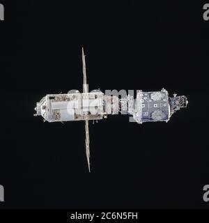 (4-15 décembre 1998) --- le module de connexion Unity (en bas) construit aux États-Unis et le module Zarya construit en Russie sont abandonnés contre la noirceur de l'espace dans cette photo de 70 mm prise de la navette spatiale Endeavour. Banque D'Images