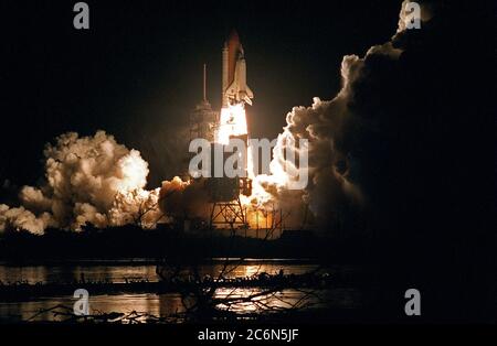 (4 décembre 1998) --- la navette spatiale Endeavour illumine le ciel nocturne alors qu'elle embarque pour la première mission dédiée à l'assemblage de la Station spatiale internationale (ISS). Le liftoff a eu lieu à 3 h 35 (34 HNE), le 4 décembre 1998, à partir du Launch Pad 39A au Kennedy Space Center (KSC), en Floride. Banque D'Images