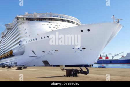 Bateau de croisière au port de Marseille en France lors d'une escale, géante des mers. Banque D'Images