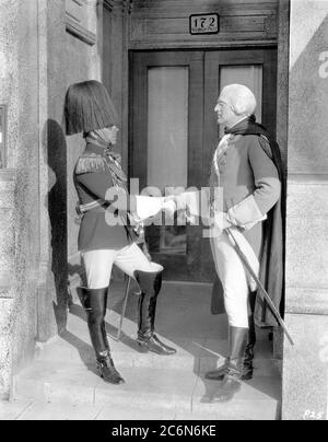 ERICH von STROHEIM en costume de Prince Nikki avec l'acteur / joueur en vedette DAVID WARD en costume de George Washington sur le set franc pendant le tournage du MARIAGE MARS 1928 réalisateur ERICH von STROHEIM écrivains Harry Carr et Erich von Stroheim film silencieux avec partition musicale et effets sonores Paramount Célèbre Lasky Corporation Banque D'Images