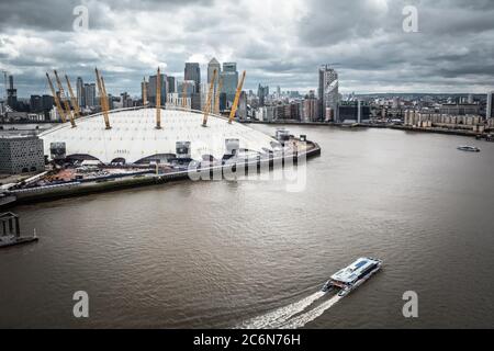 Vue sur Londres et la Tamise depuis un téléphérique Emirates Airline à Greenwich, Londres, Royaume-Uni Banque D'Images
