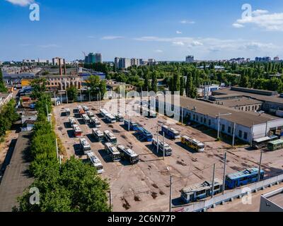 Trolleybus dans le parking au dépôt, vue aérienne. Banque D'Images