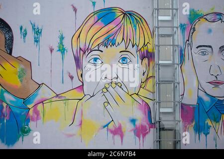 Graffiti coloré d'Angela Merkel sur un mur à Friedrichshain Berlin Banque D'Images