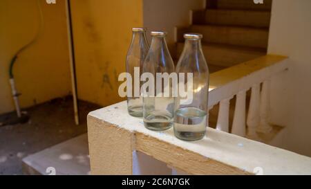 Des bouteilles de verre vides sont sur la main courante du balcon. Banque D'Images