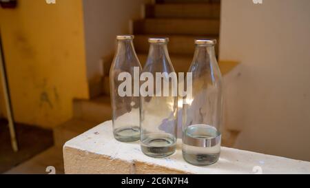 Des bouteilles de verre vides sont sur la main courante du balcon. Banque D'Images